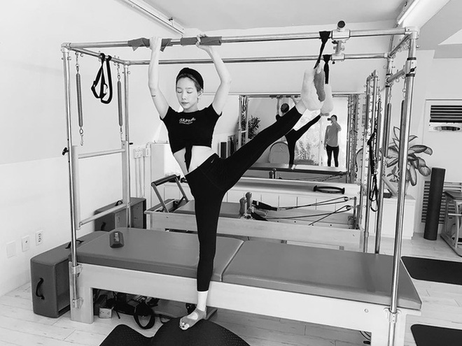 Giống với loạt sao nổi tiếng như Rosé, Jennie hay Taeyeon, Son Ye Jin, Jeon Ji Hyun cũng lựa chọn bộ môn pilates để duy trì vóc dáng cân đối, cơ thể khỏe mạnh.