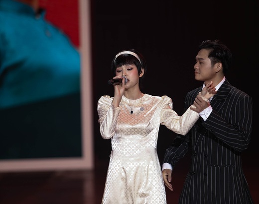 Hai nữ ca sỹ Hiền Hồ và Hòa Minzy thể hiện bản mashup đầy cảm xúc