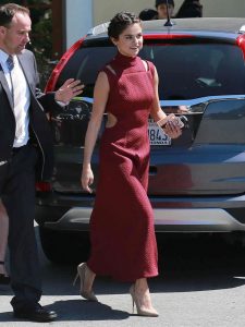 Khi đến dự đám cưới của bạn diễn trong phim Disney Wizards of Waverly Place, Selena chọn thiết kế váy cut-out tinh tế với phần cắt lazer vừa phải ở vai và eo. (Ảnh: Spalshnews)