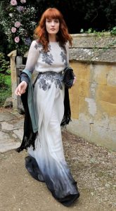 Ca sĩ Florence Welch trong chiếc váy ombré thêu hoạ tiết trắng đen, cô choàng thêm khăn voan mềm mại giúp tăng vẻ đằm thắm. (Ảnh: Alan Davidson)