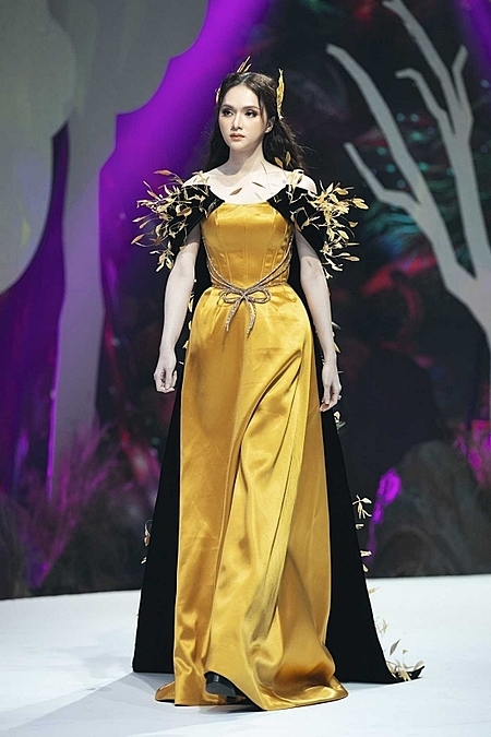 Sau khi làm vedette tại "Vietnam Junior Fashion Week" tối 30/10 năm ngoái, Hương Giang hạn chế xuất hiện một thời gian vì bị anti-fan tẩy chay