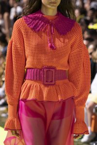 MSGM mang đến các gợi ý phụ kiện mới lạ với thắt lưng và cổ áo rời màu sắc nổi bật bằng len đan. (Ảnh: Gorunway)