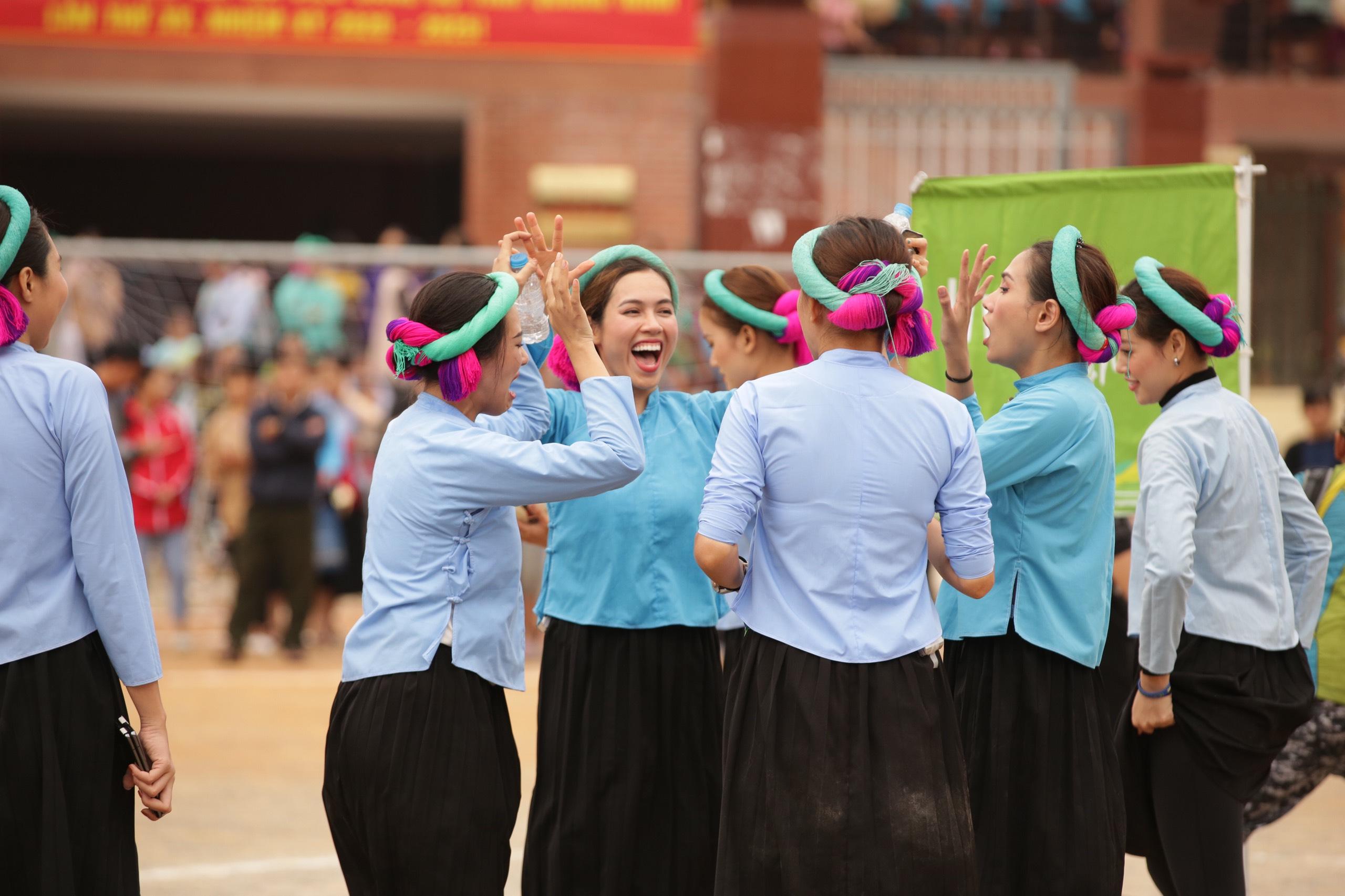 Các người đẹp trong hoạt động đá Banh tập 9 Vietnam Why not