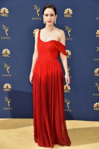 Rachel Brosnahan xuất hiện tại lễ trao giải trong chiếc đầm dài chấm đất màu đỏ cùng chi tiết rớt vai độc đáo của hãng Oscar de la Renta. Rachel đã thắng giải Nữ chính xuất sắc nhất trong Series hài kịch cho bộ phim hài The Marvelous Mrs. Maisel. (Ảnh: Jeff Kravitz)