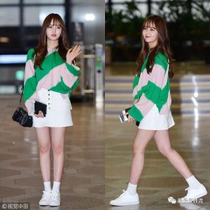 Kim So Hyun lựa chọn trang phục khá đơn giản, tuy nhiên việc kết hợp một chiếc áo phông rộng màu sắc nổi bật cùng chân váy chữ A đã giúp cơ thể trở nên hài hòa, cân đối. (Ảnh: OSEN)