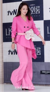 Kim Hee Sun sành điệu cùng bộ suit hồng. Thiết kế quần ống loe giúp kéo dài đôi chân của nữ diễn viên. Chiếc thắt lưng hoa giúp thu hút sự chú ý vào phần eo. (Ảnh: Starnews)