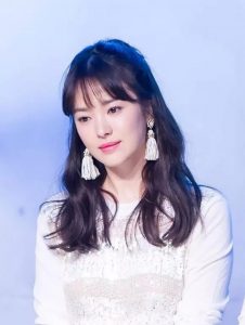 Song Hye Kyo chọn hoa tai tua rua để tạo điểm nhấn cho khuôn mặt xinh đẹp của mình. (Ảnh: Sohu)