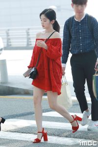 Chọn kích cỡ và độ dài túi xách vừa phải giúp dáng người của Hyuna, Irene trông cao ráo hơn. (Ảnh: Imbc)