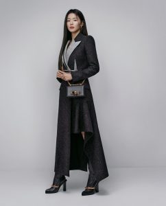 Jeon Ji Hyun xuất hiện trong bộ ảnh quảng bá BST Xuân – Hè 2020 của nhà mốt nước Anh với bộ váy đính kim tuyến nổi bật và chiếc túi Jeweled Satchel – một trong những thiết kế tiêu biểu của thương hiệu. (Ảnh: Alexander McQueen)